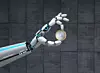 Eine Roboterhand hält eine Ein-Euro-Münze zwischen Daumen und Zeigefinger.