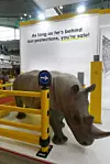 Nashorn aus Plastik auf der Logimat