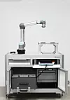 Das Bild zeigt einen mobilen Arbeitstisch für einen Cobot-Arm mit integrierten Fächern für Schaltschrank und Bediengerät