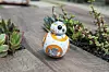 BB-8-ähnlicher Roboter im Garten,