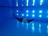 künstlicher Mantarochen-Roboter unter Wasser in einem Pool