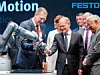 Pneumatischer Cobot von Festo gibt auf der Hannover Messe Bundeskanzler Olaf Scholz die Hand