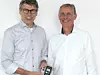 Bernhard Wiedemann (links) freut sich gemeinsam mit Jochen Bihl über ein besonderes Abschiedsgeschenk: einen eigens gefertigten ASi Master als Symbol ihrer langjährigen Erfolgsgeschichte.