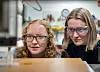 Beim Test einer Probe des neuen 3D-Druck-Materials: Die Doktorandin Alice Fergerson (l.), und ihre Professorin Emily Davidson.