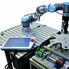 Roboterarm an Maschine,