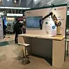 Roboterarm auf Messestand,