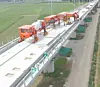 Die digitale und intelligente Baumaschine von Anhui Xingyu Track Equipment (Halle 9, Stand 280) umfasst den gesamten Bauprozess von fester Fahrbahn im Hochgeschwindigkeitsverkehr (HGV). Das reicht von der Betonierung der Grundplatte, der Erstverlegung der Gleistragplatten, der Feinjustierung von Gleistragplatten bis zum Füllen der Selbstverdichter zwischen Tragplatten und Basisschicht. Die Baumaschine vereint dazu Messungen, Algorithmen, Kommunikation, Funksteuerung und Roboterarme in einem nahtlosen Prozess.