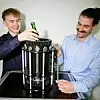 Eine kleine Flasche hat Platz im ersten Mini-Kühlschrank mit künstlichen Muskeln. Student Nicolas Scherer (l.) und Doktorand Lukas Ehl forschen im Team der Professoren Stefan Seelecke und Paul Motzki am neuen Kühlsystem.