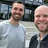 Philip Parker (links), Innovation & AI Lead bei Rösberg, und Paul Rösberg (rechts), Geschäftsführer Rösberg in Heilbronn vor den IPAI SPACES, die bis zur Fertigstellung des IPAI Campus als zentraler Ort für Begegnung und Austausch dienen.