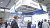 Yamaha-Messestand mit Besuchern in einer großen, hellen Ausstellungshalle  auf der Motek in Stuttgart.