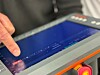 Das Kuka SmartPad Pro hat viele Facetten. Der leuchtende Not-Halt ist nur einer davon.