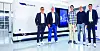 Die IRPD-Experten (2.-4.v.l.) Stefan Lang, CEO, Dr. Kai Gutknecht, Leiter Prozess- und Softwareentwicklung, Dominik Lenherr, Software-Ingenieur Automation. Vor der Werkzeugmaschine Impact 4530 und zwischen René Zuberbühler (l.), Geschäftsführer Beckhoff Schweiz, und Christoph Nessler (r.), Leiter des Beckhoff Vertriebsbüros Arbon