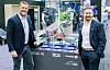 Schunk und BCG kündigten auf der Hannover Messe eine Kooperation an, um die Einführung von Physical AI in der Fertigung zu beschleunigen – im Bild links Dr. Tilman Buchner (Partner & Director BCG) mit Julian Kümmerling (Head of Product Sales Automation Cells).