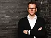 Sören Michl, Vice President AI Adoption bei IFS: „Die Roboter kommen nicht, um Menschen zu ersetzen, sondern um industrielle Arbeit neu zu organisieren: Sie übernehmen Routinen, während Fachkräfte dort stärker werden, wo Erfahrung, Verantwortung und Urteilsvermögen zählen.“