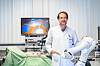Prof. Dirk Wilhelm hat im Experimental-OP einen einarmigen Roboter (Solo Assist II) und den Chirurgieroboter MIRO im Einsatz. Hier im Bild: Ein Roboter von Neura Robotics