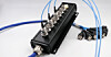 Schwarze 8-fach Koax-Breakout-Box mit BNC-Anschlüssen und blauem Multicore-Kabel auf weißem Hintergrund.