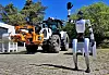 Humanoider Roboter mit kommunalem Arbeitsfahrzeug (Standort Ilmenau).