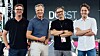 Patrick Pfaff, Managing Director des TUM Venture Labs Robotics / AI, Philipp Gerbert, CEO der TUM Venture Labs, Christoph Gamper, CEO der Durst Group, und Philip Moedinger, Analyst Corporate Development bei Durst, (v.l.) besiegeln die Partnerschaft.