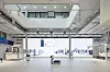 Die Modellfabrik im CU.BE von Bosch Rexroth zeigt, wie Menschen, Robotik, KI-gestützte Software, intelligente Automatisierungskomponenten und Materialflusssysteme zusammenwirken.