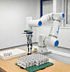 Der kollaborative Roboter bestückt eine Leiterplatte mit großformatigen Kondensatoren. Die modulare Automatisierung entlastet Mitarbeitende, stabilisiert den Prozess und erhöht den Durchsatz auch bei kleinen Losgrößen und hoher Variantenvielfalt.