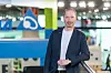 „Für EMS-Unternehmen bietet kollaborative Robotik einen pragmatischen Ansatz. Sie überführt bislang instabile manuelle Prozesse in reproduzierbare Abläufe. Damit gewinnt die Fertigung an Planbarkeit, Qualität und Effizienz. So entsteht schrittweise eine Fertigung, die auch bei Varianten und kleinen Losgrößen stabil und wirtschaftlich betrieben werden kann“, erklärt Michael Mayer-Rosa, Senior Director für industrielle Automatisierung bei Delta.