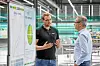 Mitarbeitereinbindung als Erfolgsfaktor: Gemeinsam werden Abläufe im Schaltschrankbau analysiert, Verschwendung sichtbar gemacht und Verbesserungen für eine effiziente, standardisierte und anschließend digital unterstützte Fertigung entwickelt.