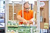 Mitarbeiter entwickeln Arbeitsplatzprototypen aus Papprohr und Karton