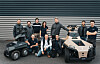 Das Team von Running Brains Robotics mit den autonomen Sicherheitsrobotern GR100 (links) und GR200. Die Systeme sind für Patrouillen-, Überwachungs- und Inspektionsaufgaben an sensiblen Industrie- und Infrastrukturstandorten konzipiert.