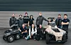 Das Team von Running Brains Robotics mit den autonomen Sicherheitsrobotern GR100 (links) und GR200. Die Systeme sind für Patrouillen-, Überwachungs- und Inspektionsaufgaben an sensiblen Industrie- und Infrastrukturstandorten konzipiert.