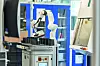 Rund um die Uhr im Dienst: kollaborierende Roboter bedienen die CNC-Maschinen und starten sie auch.