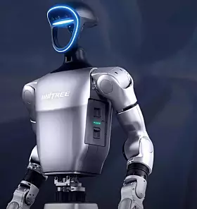 1. Unitree G1 (Unitree, China): Der G1 von Unitree ist der Preisbrecher unter den humanoiden Robotern: Mit einem Einstiegspreis von rund 13.500 US-Dollar unterbietet der 132 cm große Roboter praktisch die gesamte Konkurrenz. Das macht das Modell zum Vorreiter für den chinesischen Massenmarkt-Ansatz, bei dem humanoide Roboter zu Betriebskosten kalkuliert werden, die mit Mindestlöhnen konkurrieren können. Unterstrichen wird die Marktdynamik durch die Zulassung von Unitrees Börsengang am Shanghaier STAR Market – eine der schnellsten Prüfungen in der Geschichte der Börse und ein klares Signal, dass Investoren der Skalierung des Unternehmens vertrauen.