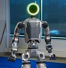 7. Atlas (Boston Dynamics, USA): Atlas gilt seit Jahren als technologische Referenz der Branche, steht 2026 aber vor dem eigentlichen Test: dem Übergang von der Demonstration zur Serienfertigung. Der Produktionsbeginn ist für dieses Jahr angesetzt, die Fertigungsslots sind laut Berichten bereits ausgebucht. Belastbare Daten zum realen Dauereinsatz stehen jedoch noch aus, weshalb Atlas im Ranking hinter Wettbewerbern mit bereits abgeschlossenen Industriepiloten liegt.