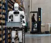 8. Apollo (Apptronik, USA): Apollo positioniert sich als die unternehmensreifste Plattform im Feld – nicht unbedingt durch die größten Stückzahlen, sondern durch den Vorsprung bei angestrebten Sicherheitszertifizierungen und Unternehmensintegration. Für Automatisierungsverantwortliche, die humanoide Roboter in regulierte oder sicherheitskritische Prozesse einbinden wollen, ist das ein Kriterium, das schwerer wiegt als reine Marketing-Reichweite.