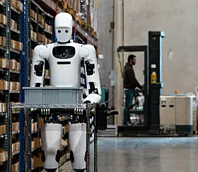 8. Apollo (Apptronik, USA): Apollo positioniert sich als die unternehmensreifste Plattform im Feld – nicht unbedingt durch die größten Stückzahlen, sondern durch den Vorsprung bei angestrebten Sicherheitszertifizierungen und Unternehmensintegration. Für Automatisierungsverantwortliche, die humanoide Roboter in regulierte oder sicherheitskritische Prozesse einbinden wollen, ist das ein Kriterium, das schwerer wiegt als reine Marketing-Reichweite.