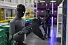 2. Figure 03 (Figure AI, USA): Figure 03 hat vorgemacht, was viele Wettbewerber noch vor sich haben: einen abgeschlossenen Industriepilot in einer echten Fertigungsumgebung: Bei BMW in Spartanburg war der Roboter über mehrere Monate im Einsatz – nicht als Demo, sondern im laufenden Produktionskontext. Diese Praxisnähe, kombiniert mit einer der höchsten Kapitalbewertungen im Feld, macht Figure 03 zu einem der reifsten Kandidaten für den industriellen Ernsteinsatz.