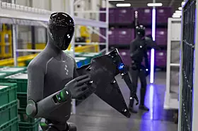 2. Figure 03 (Figure AI, USA): Figure 03 hat vorgemacht, was viele Wettbewerber noch vor sich haben: einen abgeschlossenen Industriepilot in einer echten Fertigungsumgebung: Bei BMW in Spartanburg war der Roboter über mehrere Monate im Einsatz – nicht als Demo, sondern im laufenden Produktionskontext. Diese Praxisnähe, kombiniert mit einer der höchsten Kapitalbewertungen im Feld, macht Figure 03 zu einem der reifsten Kandidaten für den industriellen Ernsteinsatz.