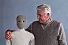 6. NEO (1X Technologies, Norwegen/USA): 1X Technologies, vormals Halodi Robotics, verfolgt mit NEO eine bewusst andere Designphilosophie als viele Wettbewerber: im Mittelpunkt steht nicht maximale Kraft oder Geschwindigkeit, sondern Sicherheit und sanfte Bewegungsführung für die enge Zusammenarbeit mit Menschen. Dass die Vorbestellungen Berichten zufolge binnen weniger Tage ausverkauft waren, deutet auf erhebliches Marktinteresse an genau diesem Nähe-Ansatz hin.