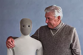 6. NEO (1X Technologies, Norwegen/USA): 1X Technologies, vormals Halodi Robotics, verfolgt mit NEO eine bewusst andere Designphilosophie als viele Wettbewerber: im Mittelpunkt steht nicht maximale Kraft oder Geschwindigkeit, sondern Sicherheit und sanfte Bewegungsführung für die enge Zusammenarbeit mit Menschen. Dass die Vorbestellungen Berichten zufolge binnen weniger Tage ausverkauft waren, deutet auf erhebliches Marktinteresse an genau diesem Nähe-Ansatz hin.