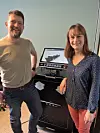 Karin Weigelt, Business Development Manager bei GETT, und Danny Städter, Engineering & IT Solutions Specialist von Smart Systems Hub, präsentieren die gemeinsame Entwicklung zum DPP.