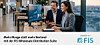 Zwei Büroangestellte arbeiten an zwei Monitoren mit FIS-Software.