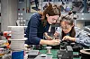 Dr. Xiaohui Zhang (rechts) und Dr. Enrica Tricomi justieren den Motor, der den Exosuit antreibt.