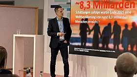 KI, digitale Zwillinge und Echtzeit-Konnektivität konkret in Fertigung und Entwicklung einsetzen - wie das funktioniert, erklärte Dr. Markus Kaupper von Siemens Healthineers in seinem spannenden Vortrag.