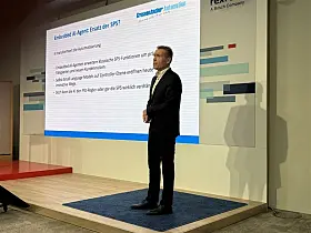 In seinem Vortrag gab Oliver Roth von Grossenbacher Systeme unter anderem Antwort auf die Frage, wie Embedded-AI-Agenten klassische SPS-Funktionen erweitern können.