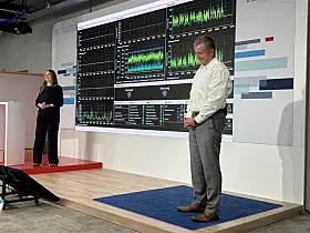 Wie wird aus einer bestehenden Fabrik eine Smart Factory? Das zeigten zum Auftakt des dritten Themenblocks "Future Factory" Steffen Krippendorf und Pia Schoeppl von Driventic.