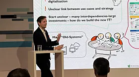 Prof. Dr. Lukas Budde von der Universität St. Gallen präsentierte auf der Automation NEXT Conference 2026 den Smart Factory Navigator vor. Er wurde entwickelt, um Unternehmen dabei zu helfen, Smart Factory Use Cases systematisch zu realisieren.