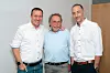 Zwei Generationen Hilscher und ein Chefredakteur: (v.l.) Sebastian Hilscher, Hans-Jürgen Hilscher und Philip Bittermann auf der Jubiläumsfeier bei Hilscher in Hattersheim.