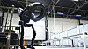 Der humanoide Roboter Calvin von Wandercraft kann Lasten von bis zu 40 kg heben und soll schwere, repetitive Tätigkeiten in Industrie und Logistik übernehmen. Dank Physical AI arbeitet er autonom und lässt sich in bestehende Produktionsanlagen integrieren.