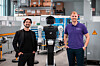 Nucleus Robotics und Igus treiben gemeinsam die Skalierung humanoider Robotik in der Intralogistik voran. Im Bild: Melvin Schwarz, CEO Nucleus Robotics (links) und Julian Ruwe, Teamleiter Vetriebsinnendienst RBTX (rechts).